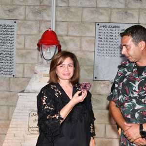 صورة صادمة لدى الفنانة إلهام شاهين لدى زياتها بيروت