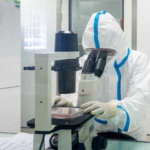 يسابق العلماء الزمن لفك غموض كورونا ومتحوراتها.. أرشيفية