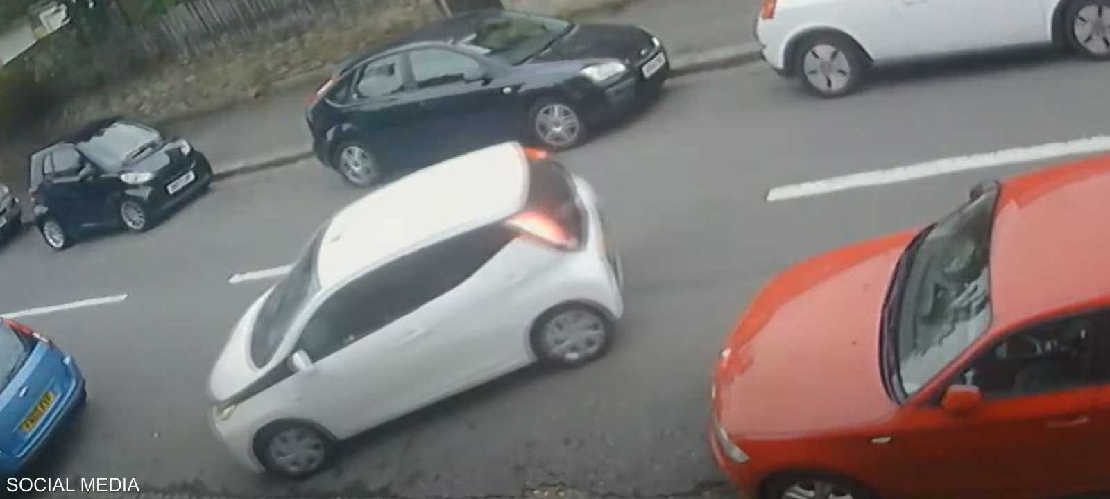 معاناة سائقة في ركن سيارتها الصغيرة