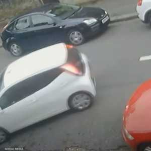 معاناة سائقة في ركن سيارتها الصغيرة