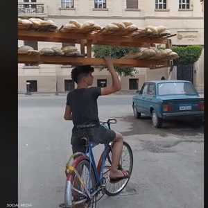 شاب مصري يقود دراجته بشكل مميز
