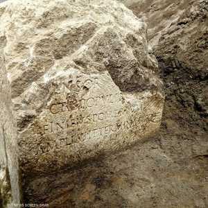 يبلغ عمر النقوش على الحجر 2000 عام