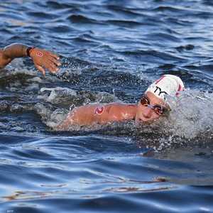 البرازيلية آنا مارسيلا كونيا تلاحق الأمبركية آشلي تويتشل.