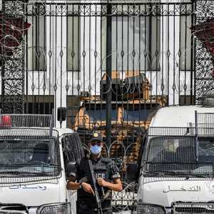 أحد أفراد الأمن أمام البرلمان التونسي المغلق.