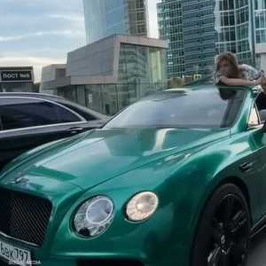 مشهد من ربط الفتاة الحسناء فوق السيارة