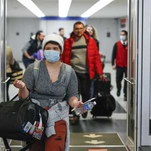 مسافرون في أحد المطارات الأميركية.