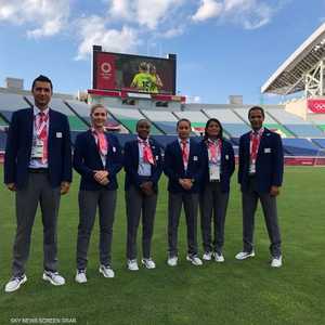 عاشور الأول من اليمين مع طاقم تحكيم الكرة