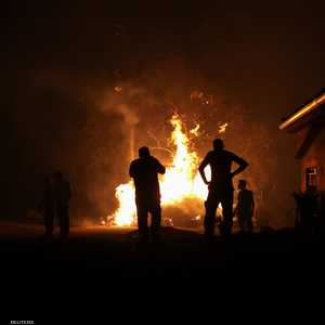 الشرر المتطاير وأكواز الصنوبر المحروقة تسهم باستمرار الحرائق