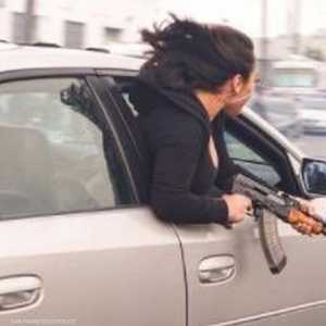 امرأة أميركية تحمل الكلاشينكوف أثناء السباق