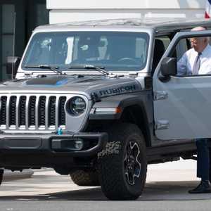 بايدن يهم بقيادة سيارة الجيب