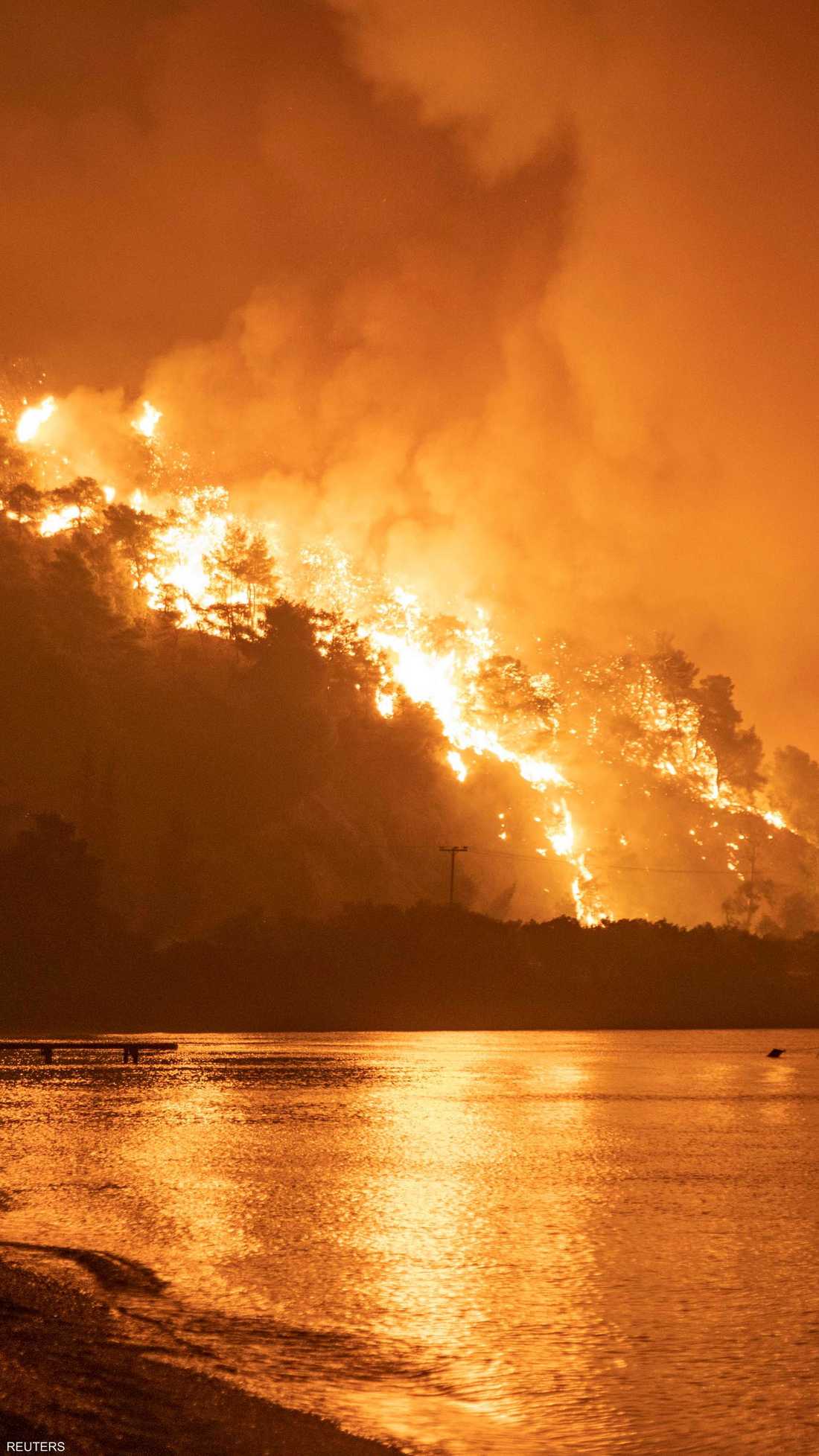 الحرائق ممتدة في جزيرة إيفيا المحاذية لأثينا