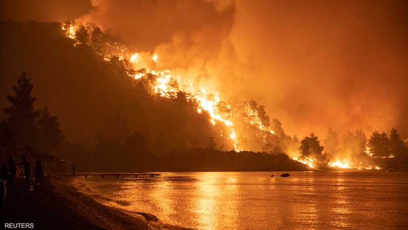 الحرائق ممتدة في جزيرة إيفيا المحاذية لأثينا