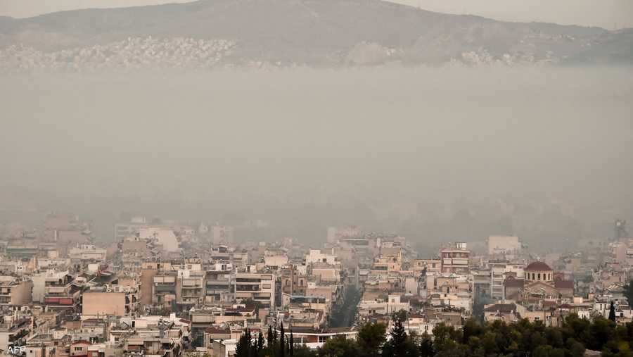 دخان الحرائق يغطي سماء وسط العاصمة اليونانية
