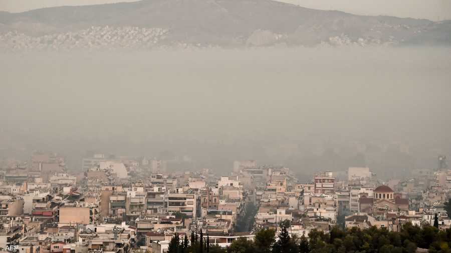 دخان الحرائق يغطي سماء وسط العاصمة اليونانية