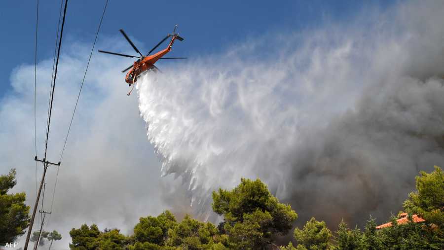 استعانت اليونان بالطائرات لإخماد النيران