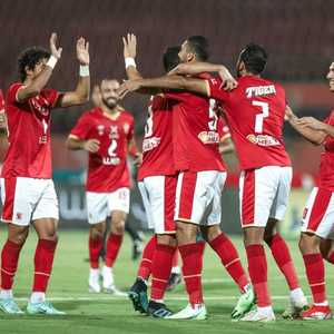 لاعبو الأهلي يحتفلون بالفوز.