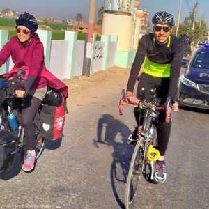 نورا إيفا خلال تجولها في الريف المصري رفقة الشرطة