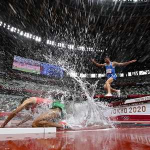 سقوط تكرر خلال اليوم الممطر في طوكيو