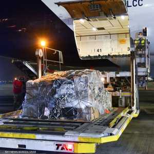 أولى شحنات لقاح جونسون آند جونسون تصل إلى مطار القاهرة.