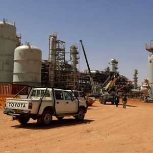 النفط والغاز يمثلان 60 في المئة من ميزانية الجزائر.