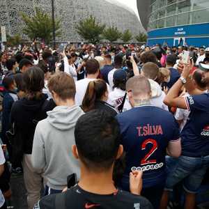 المئات خارج ملعب حديقة الأمراء