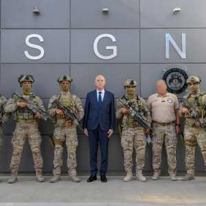 قيس سعيد إلى جانب أفراد من القوات الخاصة