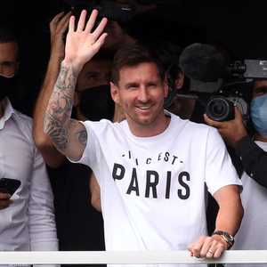 ميسي يصل باريس