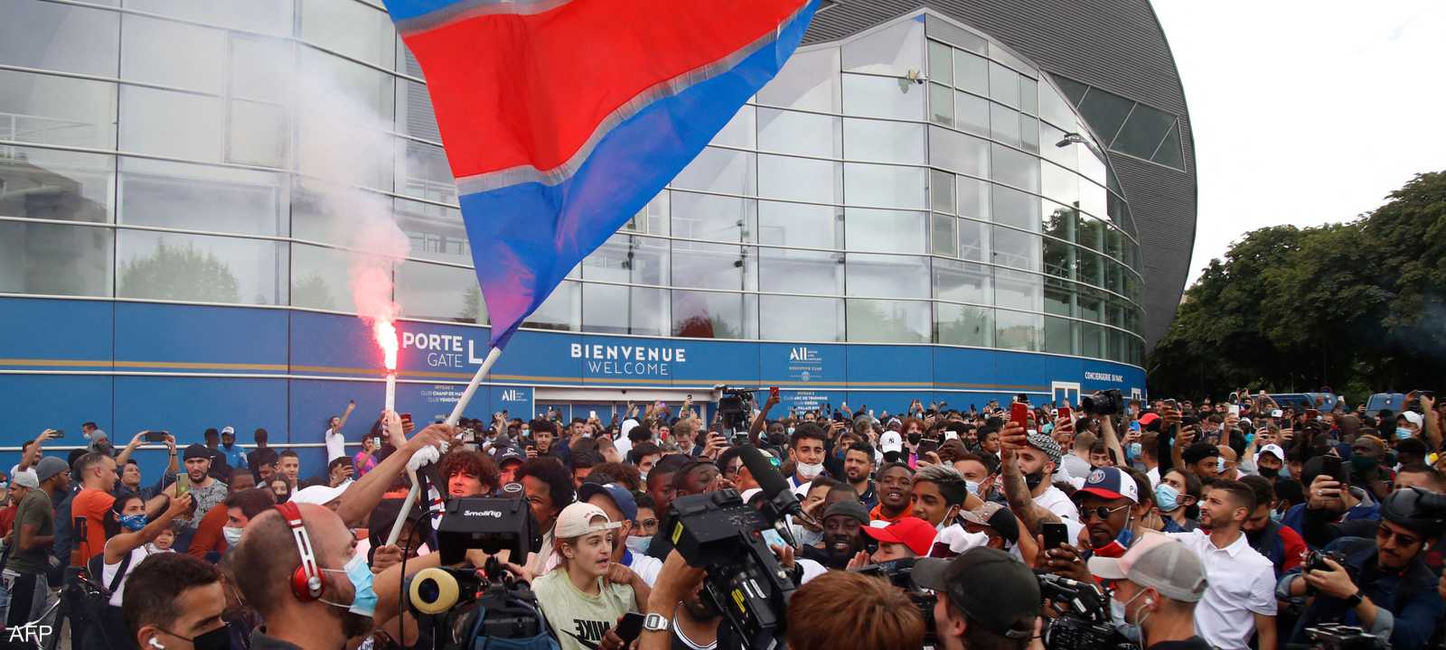 جماهير سان جيرمان تحتفل بالتعاقد مع ميسي