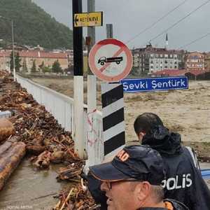 الشرطة التركية تحاول التصدي لفيضانات ولاية باريتين