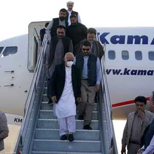 أشرف غني يصل مزار الشريف لدعم القوات الأفغانية