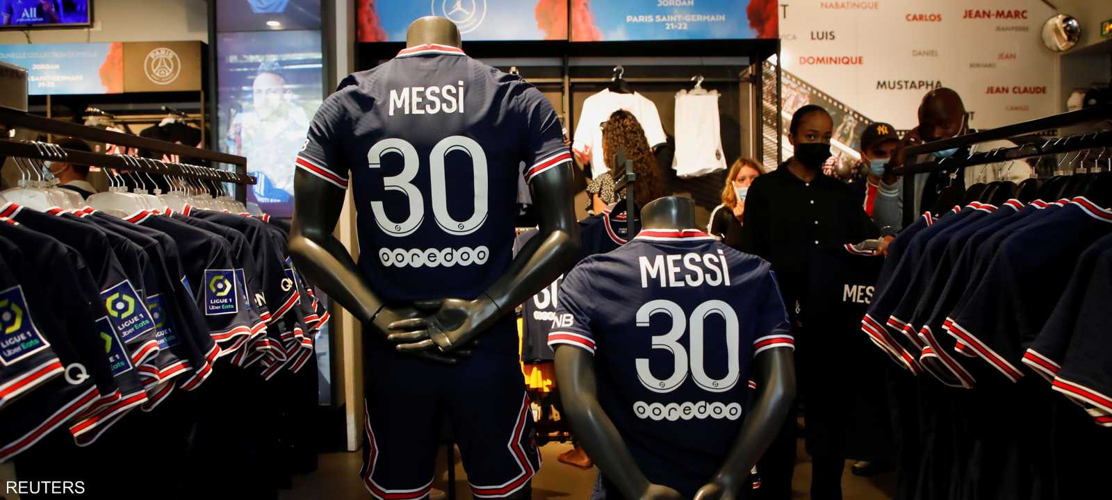 نفدت القمصان التي تحمل الرقم 30 في نصف ساعة