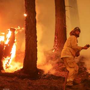محاولات حثيثة لإطفاء حريق ديكسي