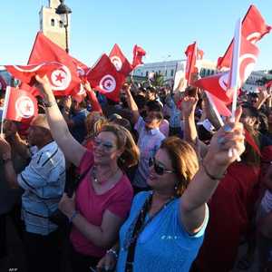 الدعوات تتزامن مع تأييد شعبي لقرارات الرئيس التونسي الأخيرة.
