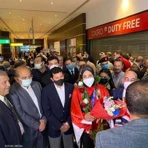 فريال عبد العزيز لدى وصولها إلى مطار القاهرة