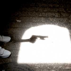 شخص بالغ ترك مسدسا محشوا في يد طفل فقتل أمه