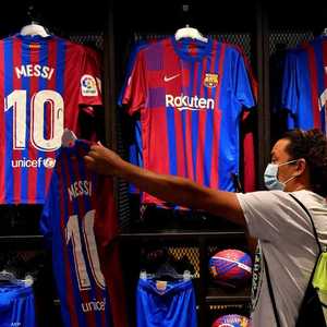 قمصان ميسي في محل برشلونة