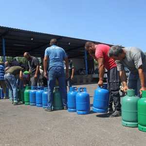 لبنانيون ينتظرون ملء أسطوانات الغاز في مدينة صيدا.
