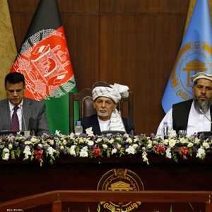 الرئيس الأفغاني أشرف غني (وسط).