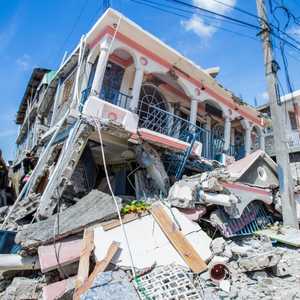 من آثار الزلزال المدمر في هايني