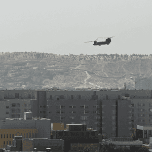 طائرة مروحية تحلق فوق السفارة الأميركية في كابل