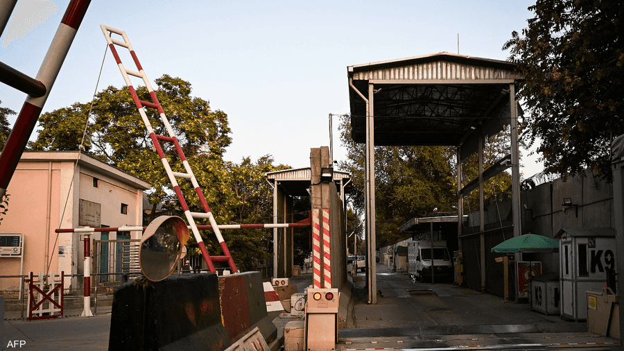 المنطقة الخضراء في العاصمة أيضا أُغلقت، وتم إجلاء البعثات الدبلوماسية للعديد من الدول.