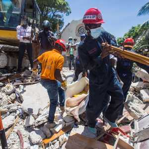 رجال الإنقاذ بمساعدة مواطنين يبحثون عن ناجين تحت الأنقاض