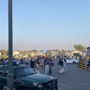 مئات المدنيين الأفغان تدفقوا على مدرج المطار