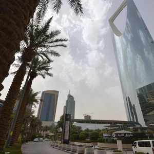 الرياض تستدعي سفيرها لدى بيروت