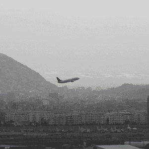 طائرة أفغانية تقلع من مطار كابل