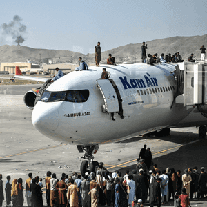 أفغان يحتشدون في مطار كابل أملا في الهروب من حكم طالبان