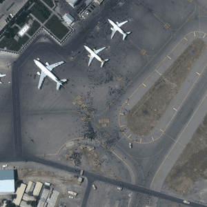 صور التقطتها أقمار اصطناعية تظهر الفوضى في مطار كابل