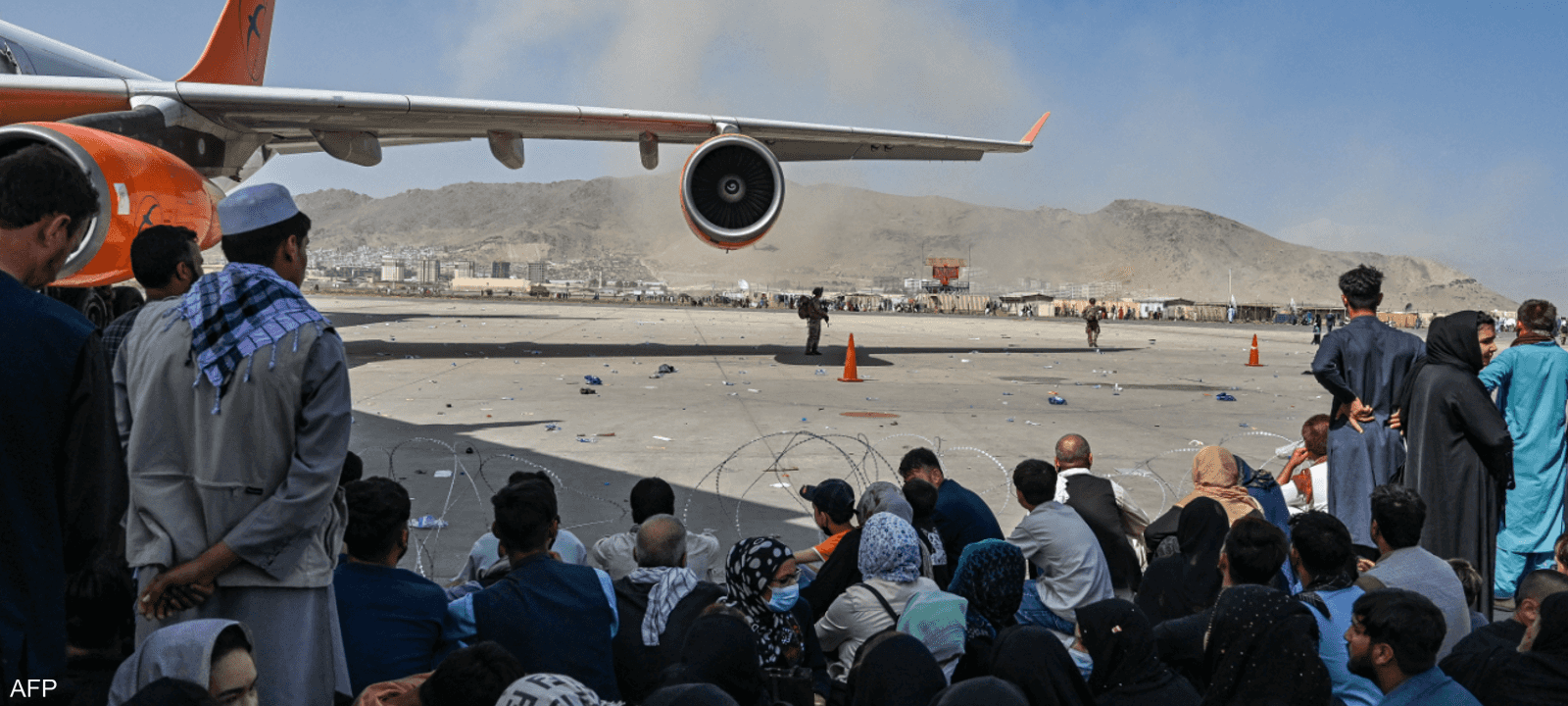 أفغان في مطار كابل الدولي يحاولون مغادرة البلاد