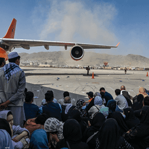 أفغان في مطار كابل الدولي يحاولون مغادرة البلاد