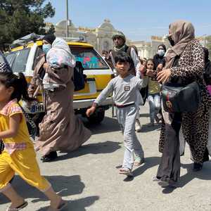 أفغان يفرون إلى مطار كابل بعد سيطرة طالبان